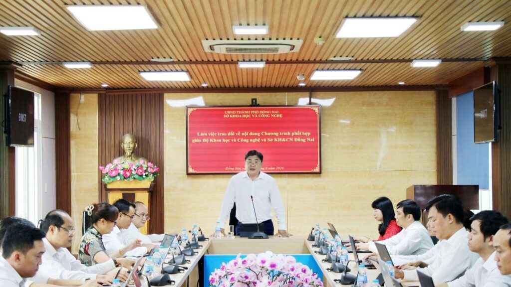 Thành ủy viên, Giám đốc Sở Khoa học và Công nghệ Phạm Văn Trinh phát biểu tại cuộc họp. (Ảnh: Hải Quân)