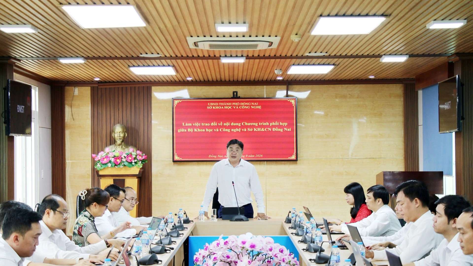 Thành ủy viên, Giám đốc Sở Khoa học và Công nghệ Phạm Văn Trinh phát biểu tại cuộc họp. (Ảnh: Hải Quân)